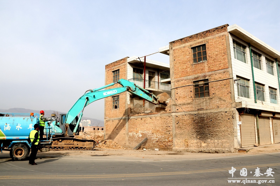 多部门联合执法 依法拆除一处路障建筑物——秦安县城市建设秩序整治行动纪实